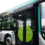 Putnici jedva izvukli živu glavu! Električni autobus za gradski prevoz u Parizu se samozapalio i ugljenisao (VIDEO)