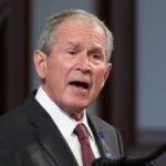 Džordž Buš priznao tokom razgovora sa ruskim prankerima da su u Ukrajini radile američke biolaboratorije