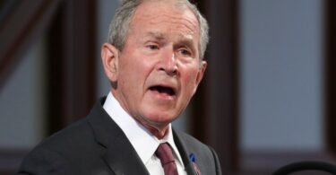Džordž Buš priznao tokom razgovora sa ruskim prankerima da su u Ukrajini radile američke biolaboratorije
