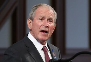 Džordž Buš priznao tokom razgovora sa ruskim prankerima da su u Ukrajini radile američke biolaboratorije