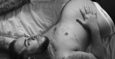 Nova reklama kreatora Kelvina Klajna uključuje TRUDNOG MUŠKARCA i TRANS ŽENU koji čekaju da se porode (FOTO)