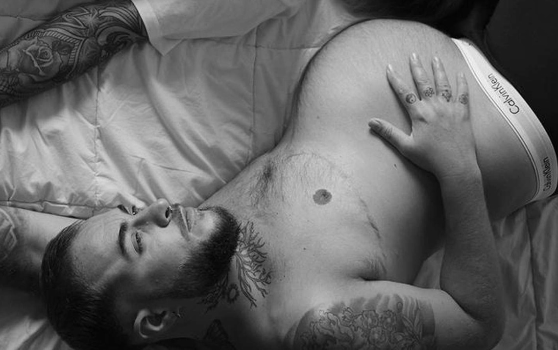  Nova reklama kreatora Kelvina Klajna uključuje TRUDNOG MUŠKARCA i TRANS ŽENU koji čekaju da se porode (FOTO)