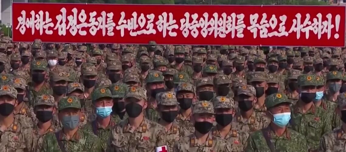 Ludnica! Kim Džong Un oforomio anti-COVID vojsku pa organizovao paradu! Sablasan video kruži NETOM