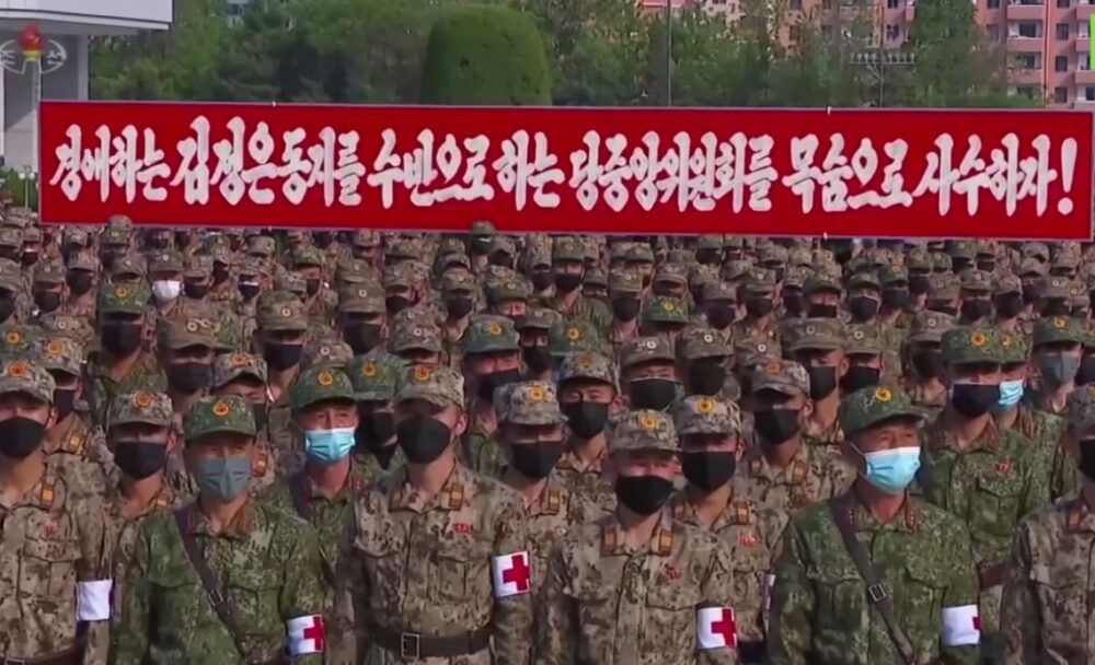  Ludnica! Kim Džong Un oforomio anti-COVID vojsku pa organizovao paradu! Sablasan video kruži NETOM