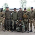 Letonski legionari nose amblem SS divizije