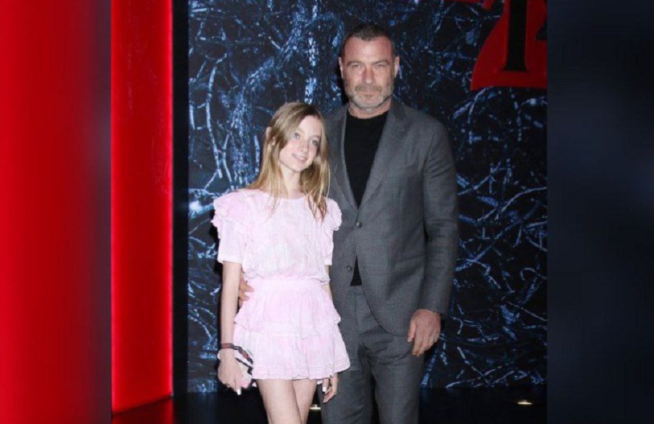  Novo Normalna porodica?! Poznati Holivudski glumac Lijev Šrajber na premijeru doveo sina koji se oblači kao žensko (FOTO)