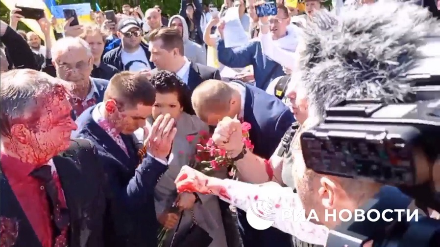  Ovo neće proći bez odgovora! Ambasador Rusije u Poljskoj napadnut dok je pokušavao da položi cveće na groblju Sovjetskih boraca povodom Dana pobede(VIDEO)