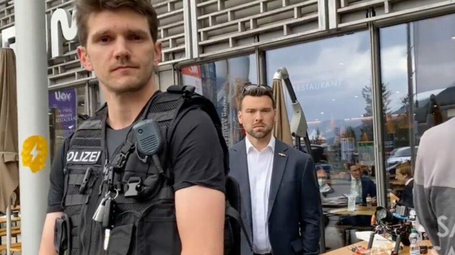 Policija Klausa Švaba zadržala novinara koji je pratio dešavanja oko Svetskog Ekonomskog Foruma! (VIDEO)