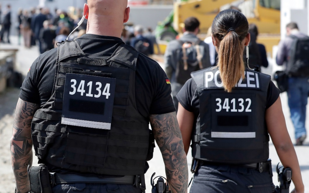  Nemačka se suočava sa velikim brojem HITLEROVIH obožavatelja unutar policije i vojske- Istraga u toku
