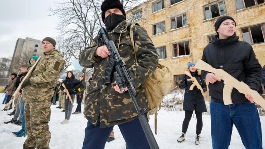  Ukrajina ostaje bez vojske! Kijev šalje topovsko meso na front- civilna zaštitu transportuju na bojno polje
