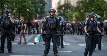 U Vašingtonu zbog demonstracija podignuta sva POLICIJA! Ultra-levičarske grupe najavljuju masovne proteste širom SAD zbog odluke Ustavnog suda