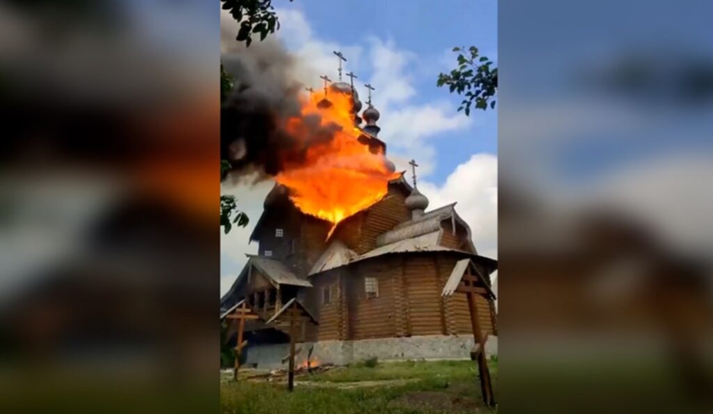 Gori manastir na teritoriji koju drže UKRAJINCI! Moskva i Kijev se međusobno optužuju za svetogrđe (VIDEO)