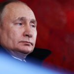 Zapadnjačke TEORIJE ZAVERE nemaju granice! Tvrde da Putinovi agenti na putovanjima skupljaju NJEGOV IZMET i vraćaju za Rusiju