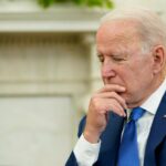 Naslov: Ko upravlja Bajdenom? Isplivao papir na kojem piše kada treba da sedne, ustane i kada daje izjave