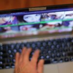 Kinezi razvili uređaj koji uz (AI) javlja vlastima kada pojedinac gleda pornografiju!