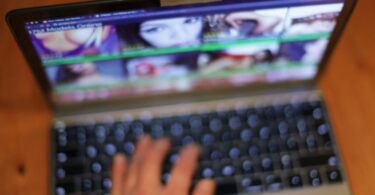 Kinezi razvili uređaj koji uz (AI) javlja vlastima kada pojedinac gleda pornografiju!