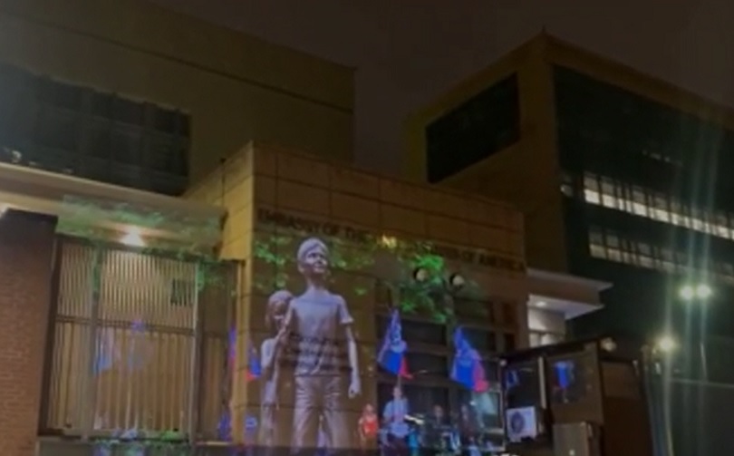  Na zgradi ambasade SAD u Moskvi projektovan video kojim se poručuje da Amerikanci snose punu odgovornost za svu poginulu decu Donbasa(video)