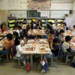 Japanskoj deci je dozvoljeno da ponovo razgovaraju tokom ručka kako opada broj COVID-19 slučajeva