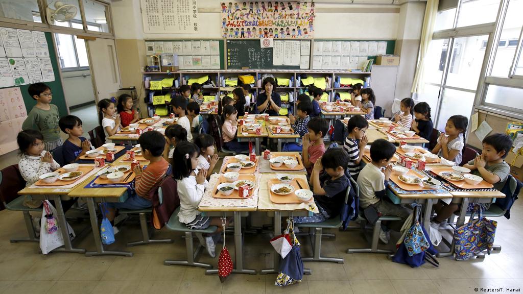  Japanskoj deci je dozvoljeno da ponovo razgovaraju tokom ručka kako opada broj COVID-19 slučajeva