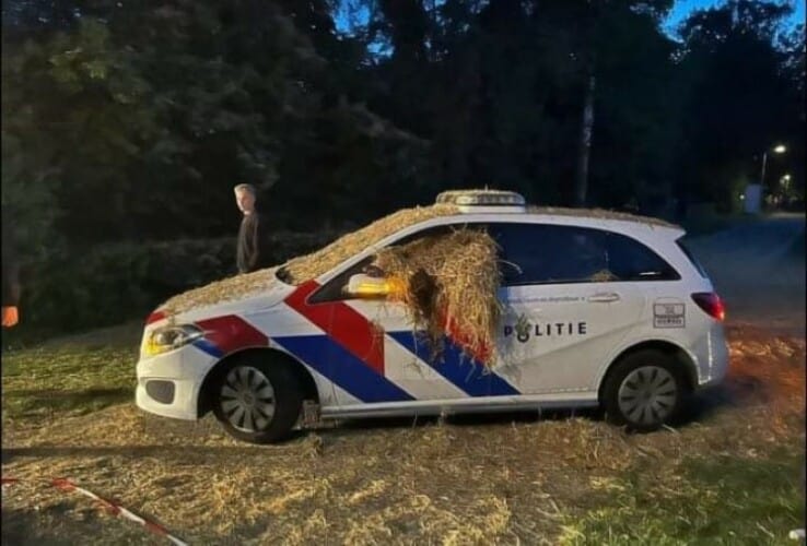  Holandija: Farmeri radikalizovali protest, otišli ministru na kuću – prevrću policijska vozila! (VIDEO)