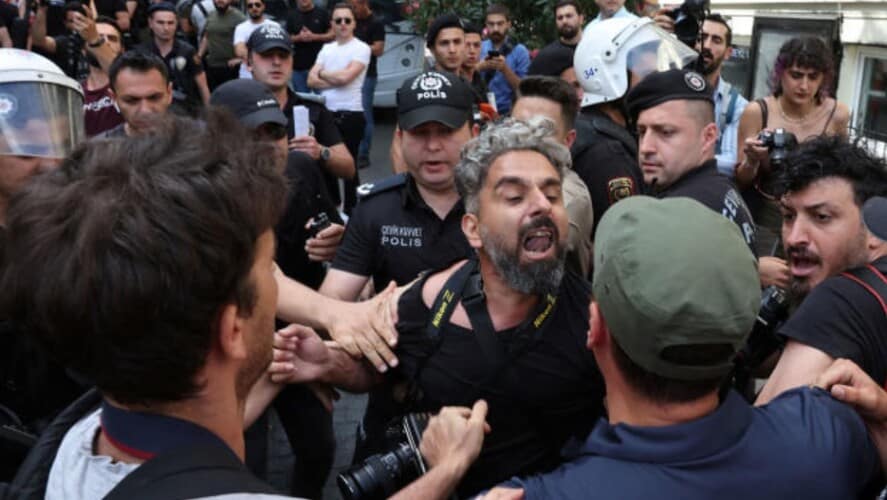  Oslobođeno više od 360 prestupnika koji su uhapšeni u toku “PRAJDA” u Istanbulu- Među njima i novinari provokatori