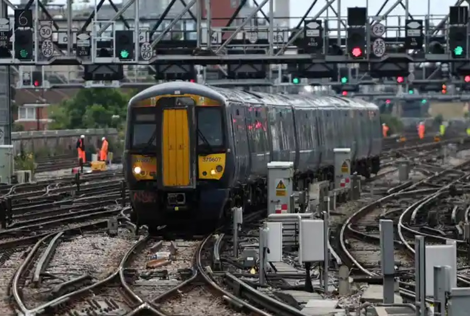  HAOS u Velikoj Britaniji! Železnica stala- U toku najveći štrajk železničara u poslednjih 30 godina
