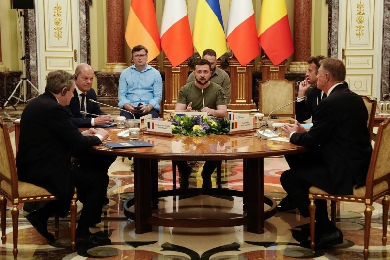  Medvedev o poseti Makrona, Šolca i Dragija Ukrajini: Ljubitelji žaba, kobasica i špageta vole da posećuju Kijev