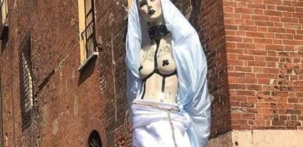 Uznemirujuće! Na GEJ PARADI u Italiji povorka satanizovala lutku BOGORODICE (VIDEO)