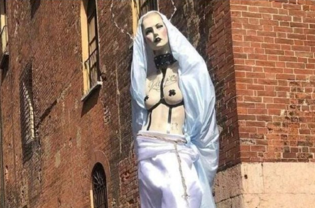  Uznemirujuće! Na GEJ PARADI u Italiji povorka satanizovala lutku BOGORODICE (VIDEO)