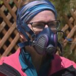 LUDILO! Upoznajte paranoičnu ženu koja i dalje nosi GAS MASKU kako bi se zaštitila od COVID-a