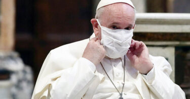 Papa Franjo planira povlačenje- Sledi instaliranje prvog CRNOG PAPE na čelo Katoličke crkve