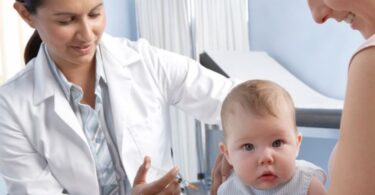 UŽAS! Odobrena Fajzerova vakcina za bebe od 6 meseci