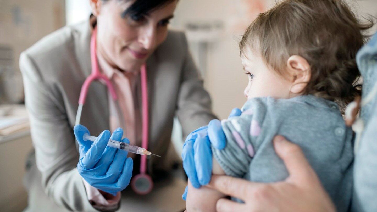 U Americi je danas počela vakcinacija beba od 6 meseci- FDA već poziva da se i deci daju tri doze mRNA vakcine protiv COVID-a