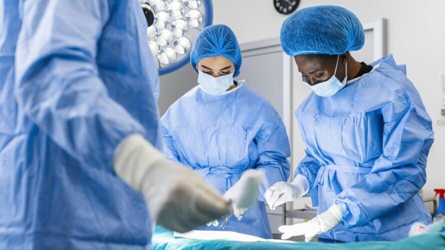  Hirurzi “uspešno” presadili genetski modifikovana svinjska srca u dva moždano mrtva pacijenta