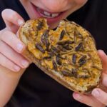 Mejnstrim mediji insistiraju da je konzumiranje buba i crva VRLO HRANLJIVO I UKUSNO