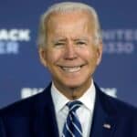 Da li je Bajden nadrogiran ili je u pitanju "deepfake"?! Predsednik SAD-a ne trepće dok drži govor (VIDEO)