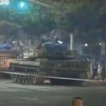 KINA IZVELA TENKOVE NA ULICE kako bi "zaštitila" banke od građana koji ne mogu da priđu svom novcu (VIDEO)