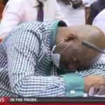 HIT! Nigerijski zvaničnik koji je optužen za korupciju odglumio kako pada u nesvest kada je čuo optužbe (VIDEO)