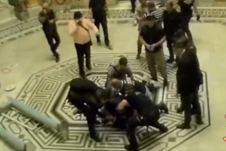  DVE godine nakon JULSKIH PROTESTA isplivao snimak brutalnog prebijanja Damnjana Kneževića iz Skupštine (VIDEO)