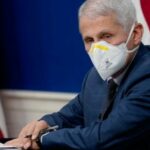 Nakon što se bolestan povukao iz javnosti, četiri puta vakcinisani Fauči tvrdi da su mu vakcine sprečile teže oboljenje