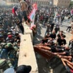 DEMONSTRANTI u Iraku ponovo upali u zgradu parlamenta! Policija koristi suzavac i bombe (VIDEO)