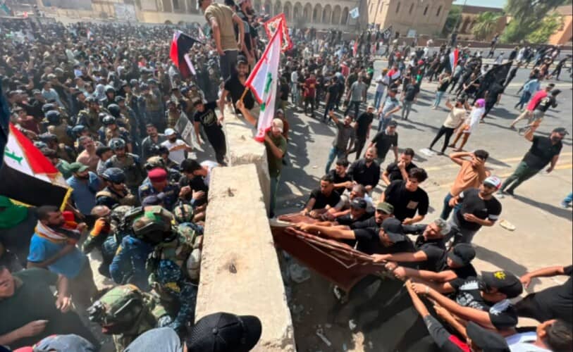  DEMONSTRANTI u Iraku ponovo upali u zgradu parlamenta! Policija koristi suzavac i bombe (VIDEO)