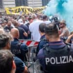 Veliki protesti TAKSISTA U RIMU zbog UBER-a! Demonstranti se sukobili sa policijom (VIDEO)