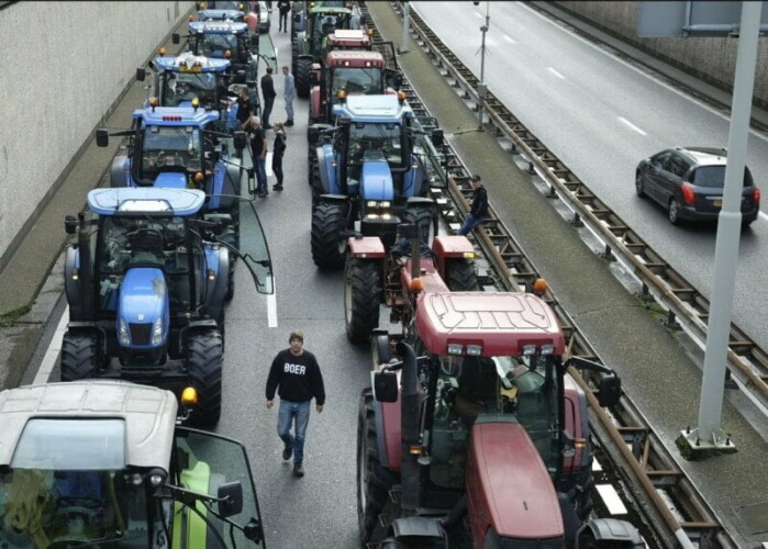  Protest u Holandiji! Poljoprivrednici blokirali puteve i distributivne centre supermarketa(VIDEO)