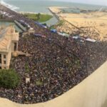 Neverovatni snimci demonstracija u Šri Lanki- Izrevoltiran i gladan narod upao u zvaničnu rezidenciju predsednika (VIDEO)