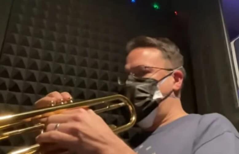  LUDILO! Dvostruko maskirani trubač napravio vodič „Kako svirati trubu sa maskom“