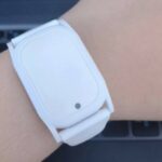 Poznata blogerka iz KINE otkriva: Vlasti uvele elektronske narukvice za praćenje kretanja i temperature tela(FOTO)