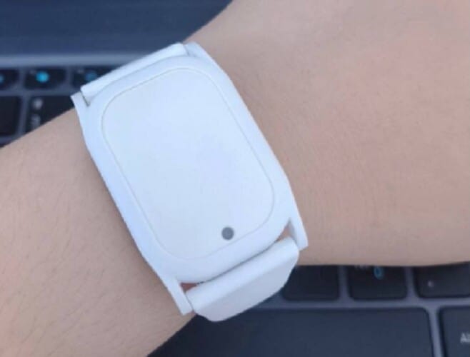  Poznata blogerka iz KINE otkriva: Vlasti uvele elektronske narukvice za praćenje kretanja i temperature tela(FOTO)