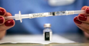 Još jedan krug EKSPERIMENTA! New York Post- Nove vakcine će se davati ljudima i pre završenih testova efikasnosti