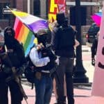 Naoružani pripadnici ANTIFA u Americi obezbeđuju LGBT skup koji je namenjen za decu- Čeka li nas isto? (FOTO)